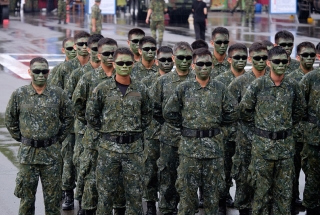  Chinese special operations forces team line up at Chengkungling